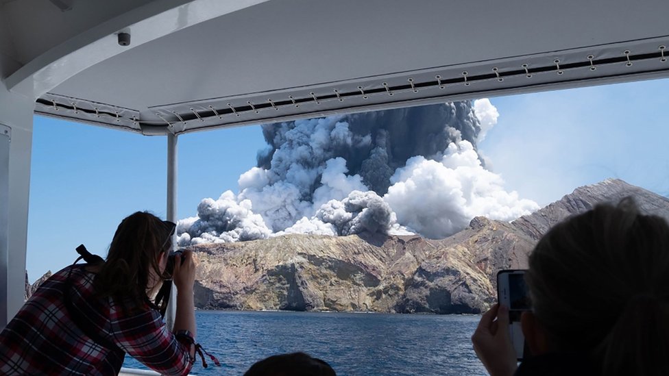 Así captaron unos turistas la erupción del volcán desde un barco. EPA