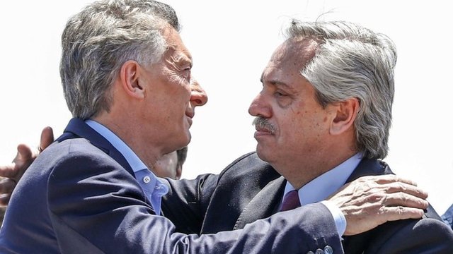 Dos días antes del traspaso de mando, Macri y Fernández protagonizaron otro hito al acudir juntos y darse un abrazo durante una misa html5-dom-document-internal-entity1-quot-endpor la unidad y la pazhtml5-dom-document-internal-entity1-quot-end en la Basílica de Nuestra Señora de Luján. (Foto: AFP)