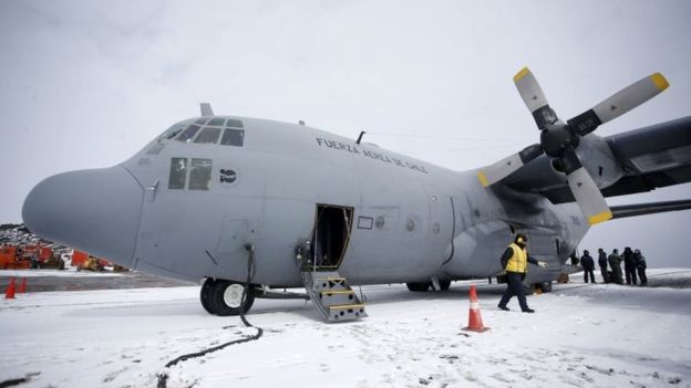El avión Hércules C-130 de la Fuerza Aérea de Chile fue declarado como "siniestrado" por las autoridades. (Foto Prensa Libre: AFP)