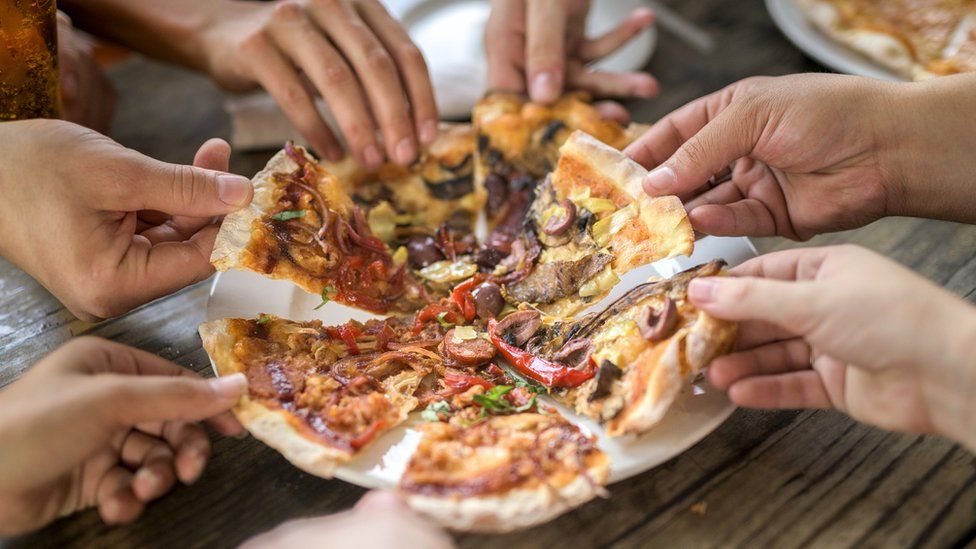 ¿Te comerías una pizza si supieras que tienes que caminar 4 horas para quemarla?: cómo las etiquetas en los alimentos pueden ayudarnos a bajar de peso