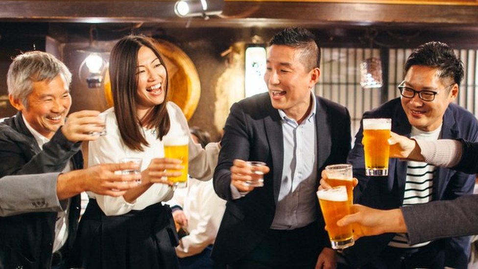 Beber después del trabajo en Japón es una tradición habitual, aunque en los últimos años está siendo cuestionada. Foto: Getty Images