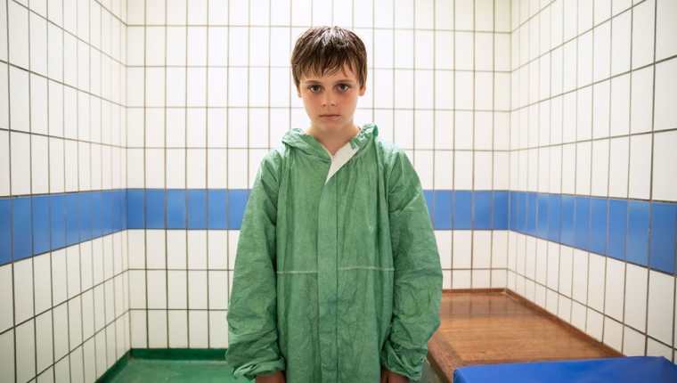 El actor Billy Barrett, interpreta a Ray, un niño de 10 años que asesina a su padrastro abusivo con 60 puñaladas. BBC/KUDOS/ ED MILLER