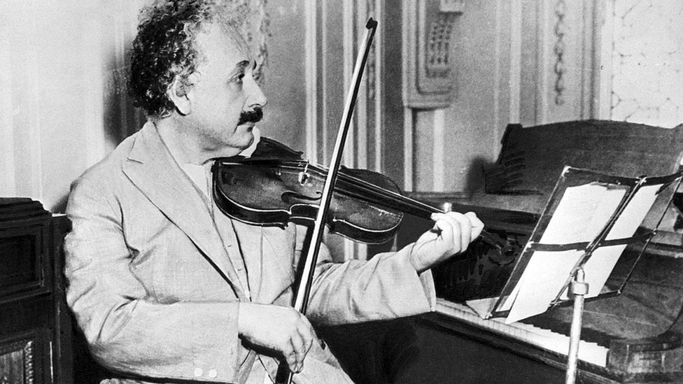 Albert Einstein tocaba el violín, una habilidad que se suma a sus especialidades en otras materias y que se corresponde así con la definición de las personas polímatas. (Foto Prensa Libre: Getty Images)