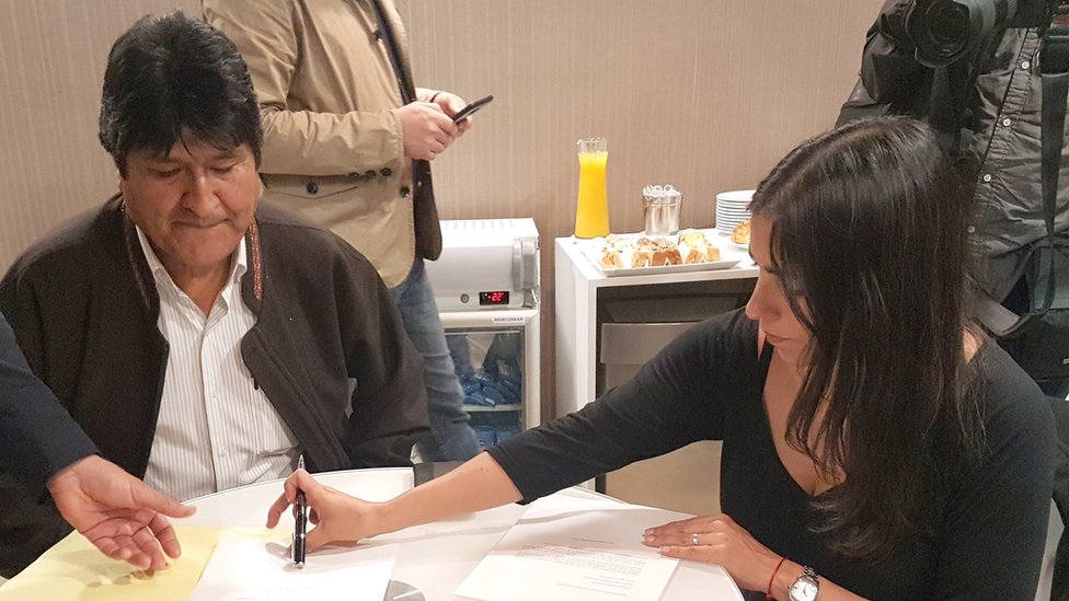 Evo Morales en el momento de firmar su solicitud de refugio, minutos después de llegar a Argentina. EPA