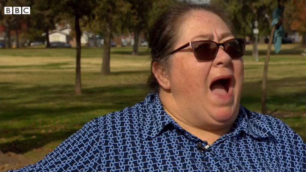 La reacción de Virginia Medina cuando descubrió que su ciudad le había regalado US$500 extras para sus gastos. (Foto: BBC)