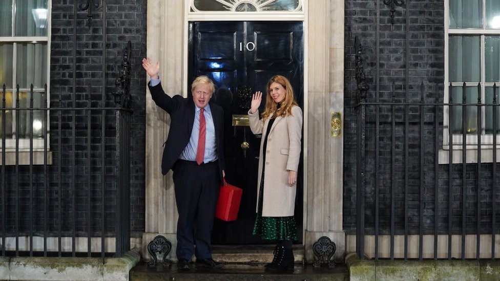 Boris Johnson y su pareja Carrie Sydmons en la puerta del número 10 de Downing Street tras la aplastante victoria de los conservadores. (Foto:Getty Images)