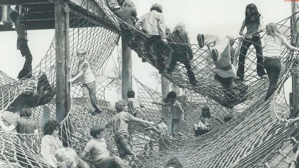 En la Aldea de los Niños, McMillan dio rienda suelta a su imaginación para diseñar atracciones como la montaña de redes. (Foto Prensa Libre: Getty Images)