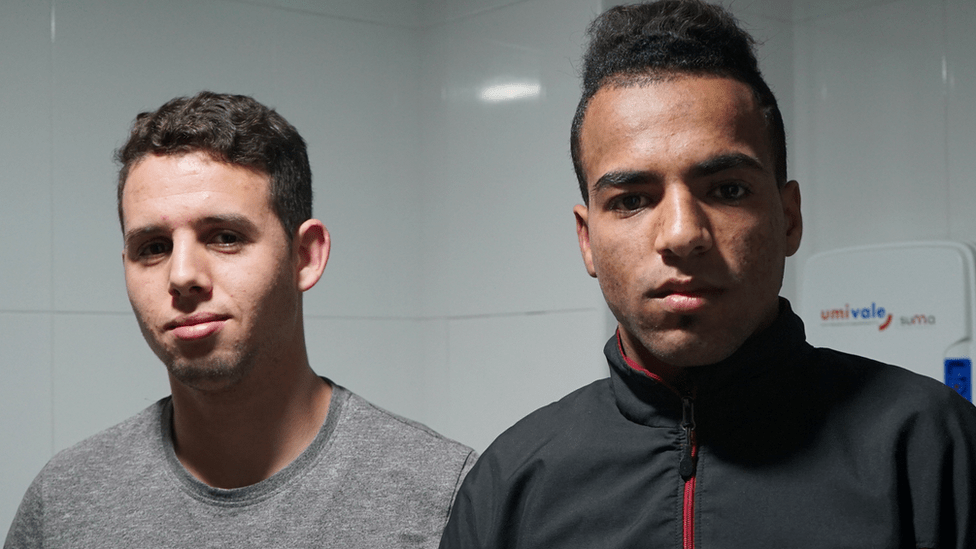 Rachid y Abdelkader son marroquíes, tenían 17 años cuando llegaron a España y ambos sienten que son tratados diferentes por ser de origen extranjero. Foto :Pablo Esparza