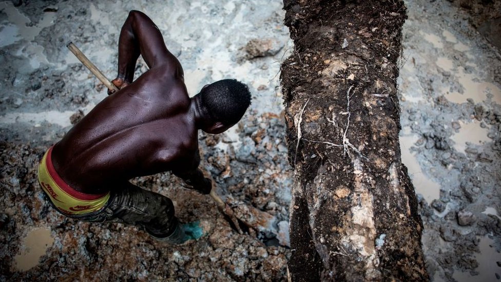 La minería artesanal es común en la RD del Congo, ya que las personas lo hacen como un medio para ganarse la vida.