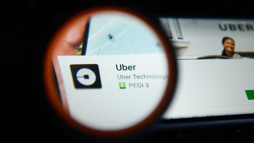 Si tienes poca batería o llueve donde estás, Uber podría ofrecerte precios más altos por un viaje. (Foto Prensa Libre: Getty Images)