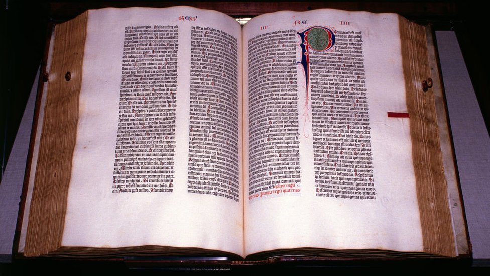 La imprenta y la Biblia de Gutenberg de la década de 1450 marcó un antes y un después en el acceso a la información. (Foto Prensa Libre: Getty Images)