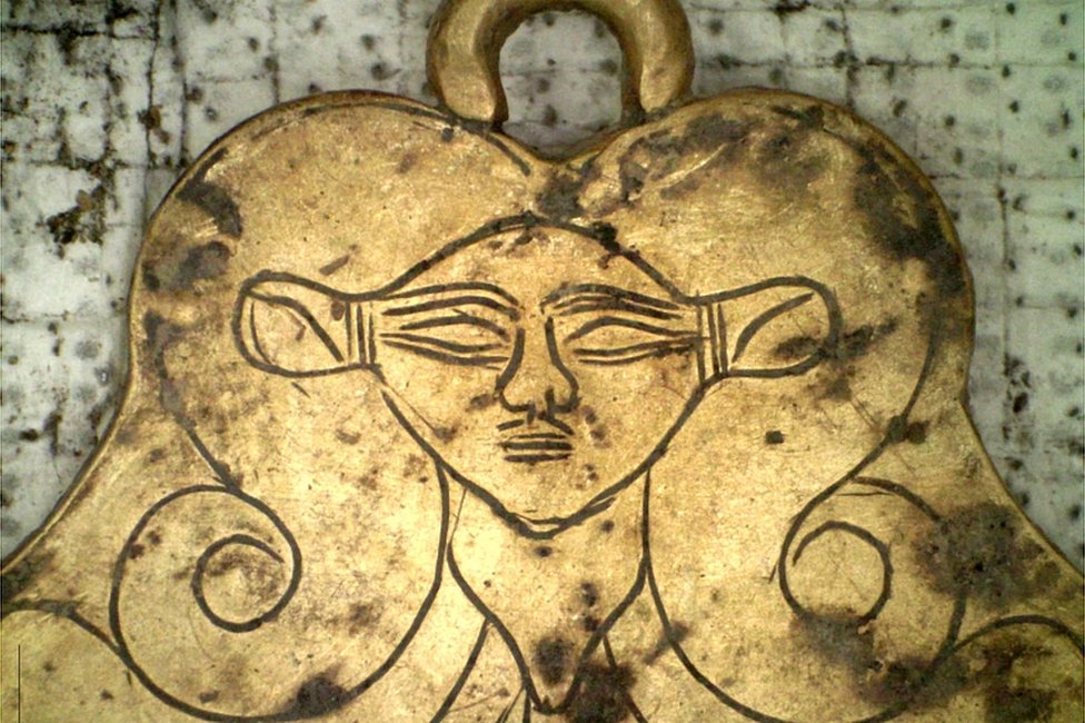 Una de las piezas de oro halladas en las tumbas es un colgante que representa a la diosa egipcia hathor, una protectora de los muertos. (Foto Prensa Libre: EPA)