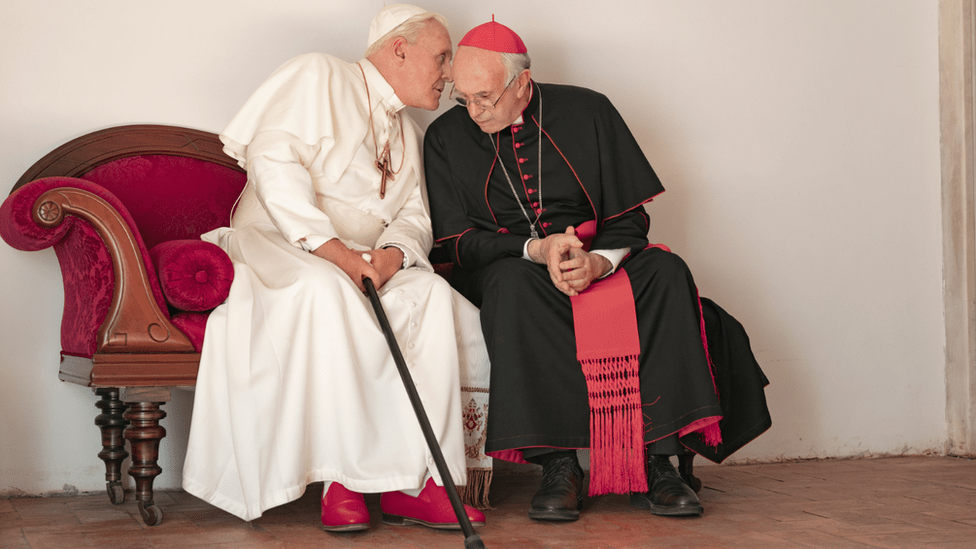Anthony Hopkins interpreta al papa Benedicto XVI y Jonathan Pryce a Jorge Bergoglio. (Foto Prensa Libre: BBC - Peter Mountain)