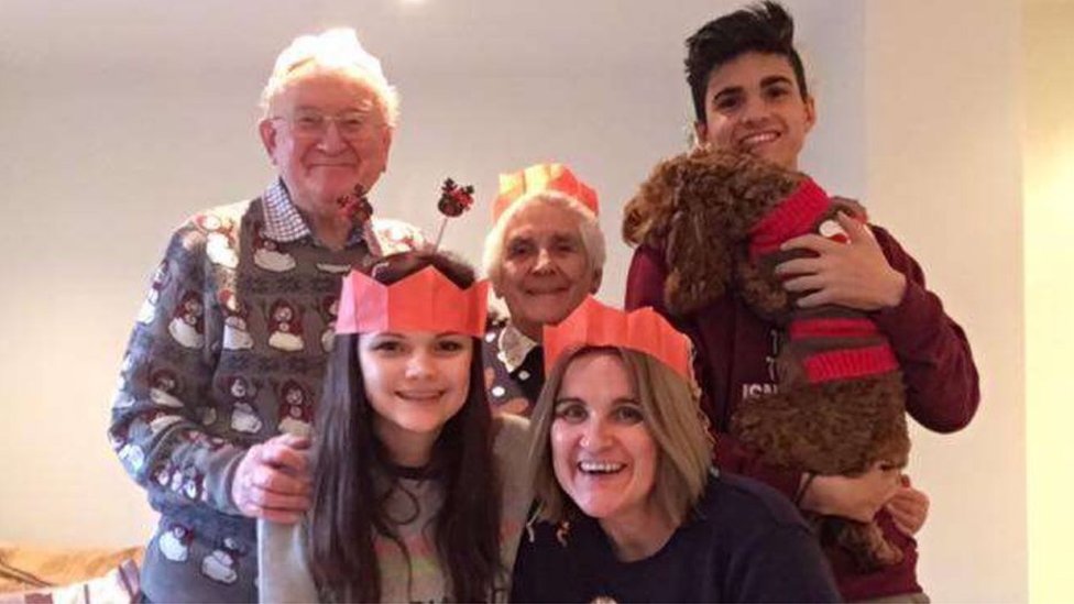 En la foto vemos a Katie Scott en la Navidad de 2017 junto a su madre, Hazel, su hermano, Ben y sus abuelos Anne y John. (Foto Prensa Libre: Katie Scott - BBC)