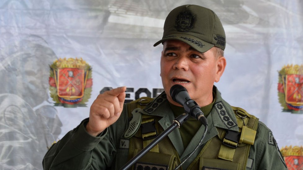 El ministro de Defensa de Venezuela, Vladimir Padrino, dijo que "sectores extremistas" atacaron una instalación militar. GETTY IMAGES