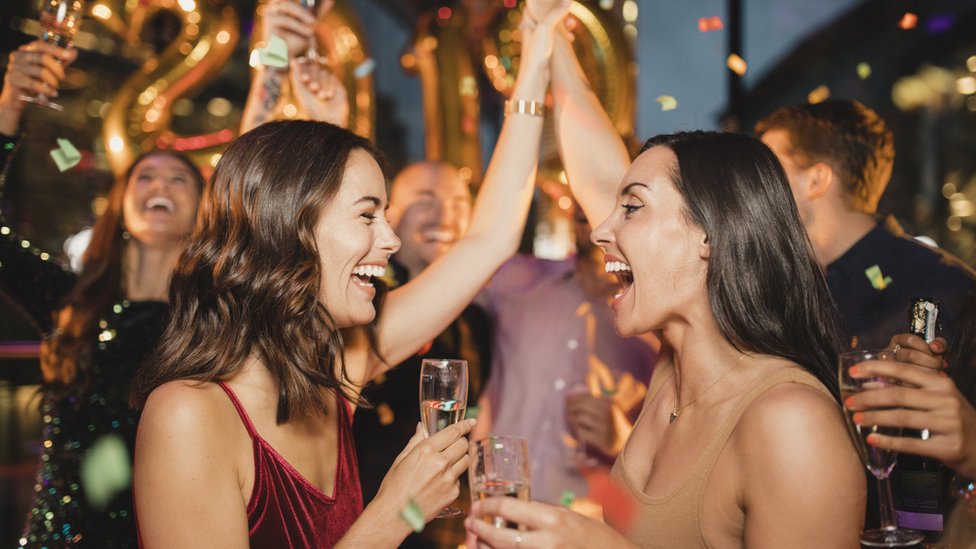 Las fiestas de fin de año son frecuentemente sinónimo de excesos: ¿cómo preparar tu hígado para la parranda?. (Foto Prensa Libre: Getty Images)