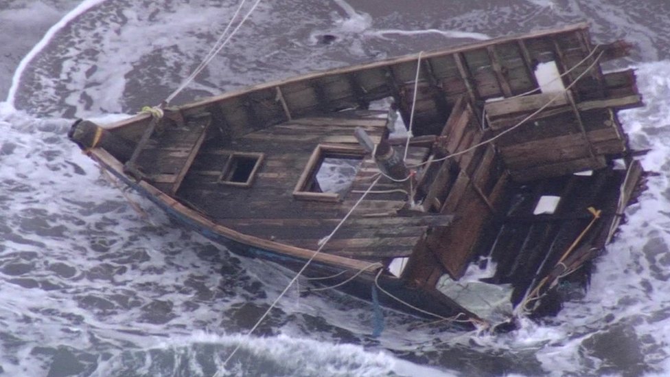 Para la policía fue difícil acceder al bote a causa del mal tiempo. Foto: BBC Mundo Internacional
