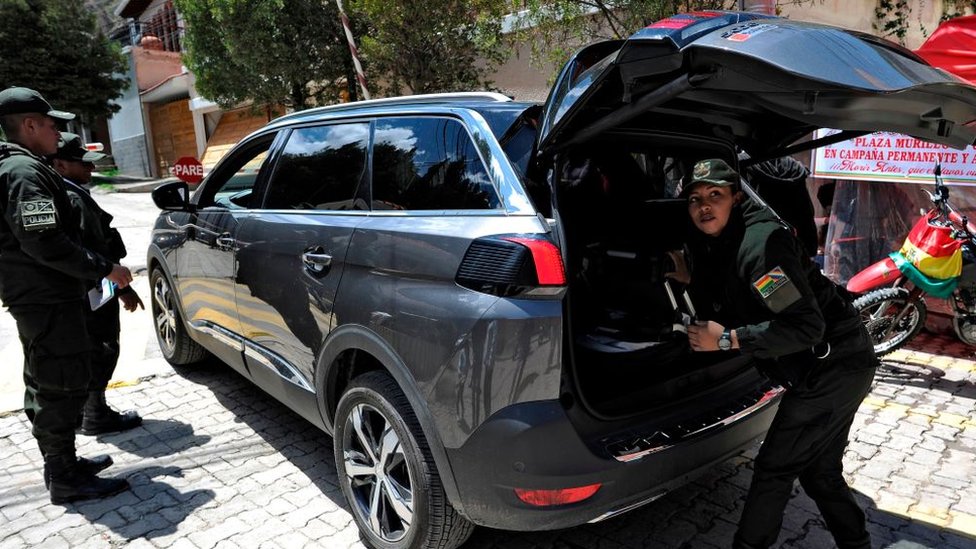 La policía boliviana ha estado revisando los carros que salen y entran de la comunidad cerrada donde se encuentra la residencia de la embajadora de México en La Paz. Foto : AFP