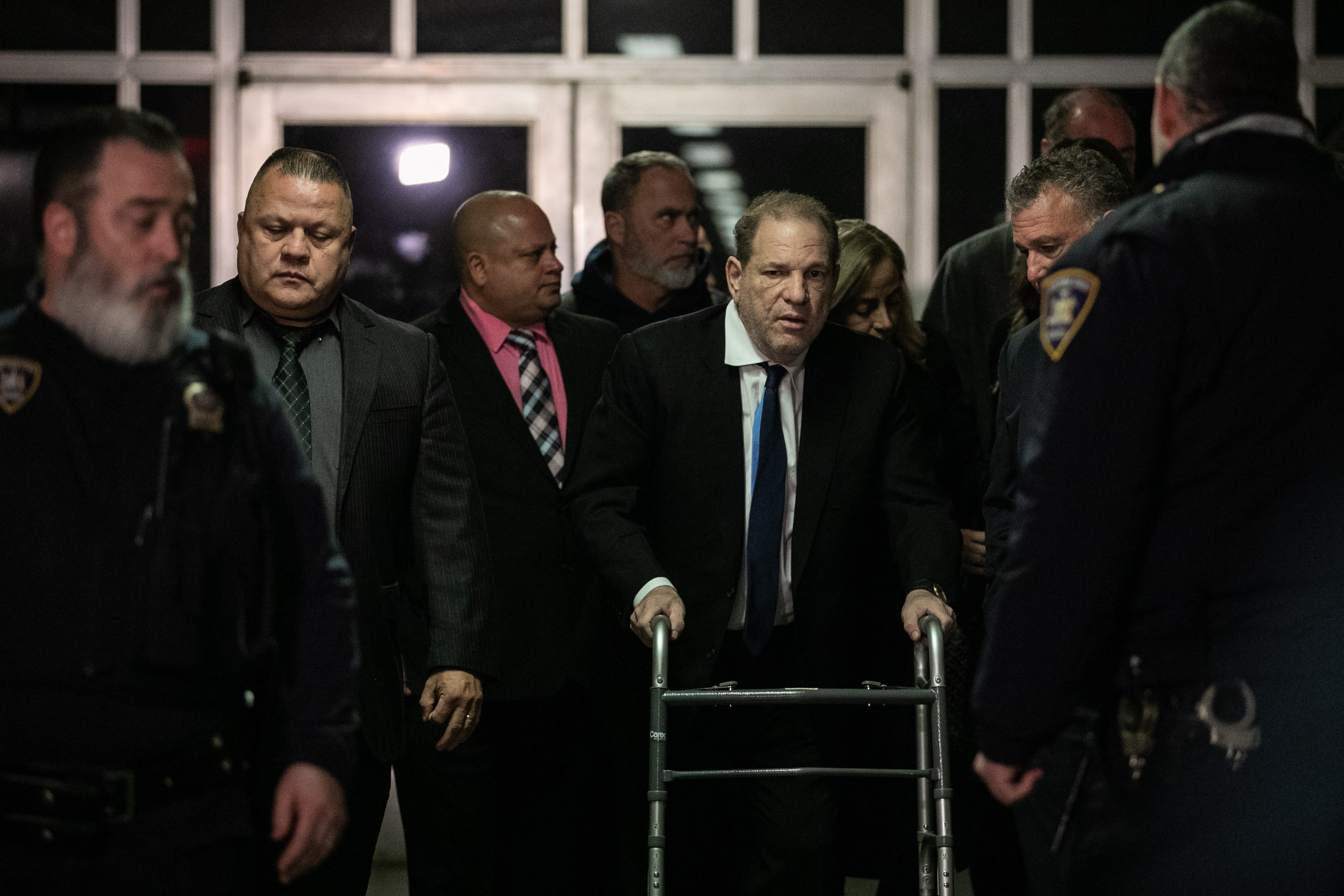 El productor de películas Harvey Weinstein en su paso por la Corte de Nueva York. (Foto Prensa Libre: AFP)