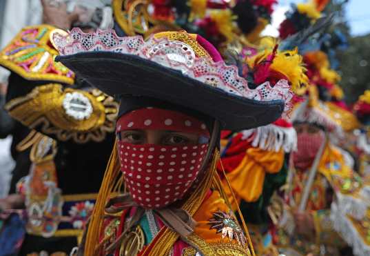 Parte de los cortejos de rezados en Guatemala es el acompañamiento de "los Moros". Foto Prensa Libre: Óscar Rivas
