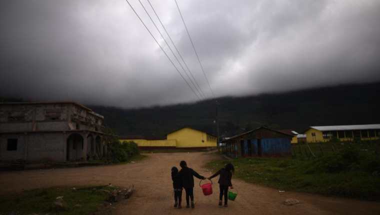 La falta de oportunidades obliga a las familias a migrar, con lo que los niños dejan de estudiar. (Foto Prensa Libre: Hemeroteca PL)