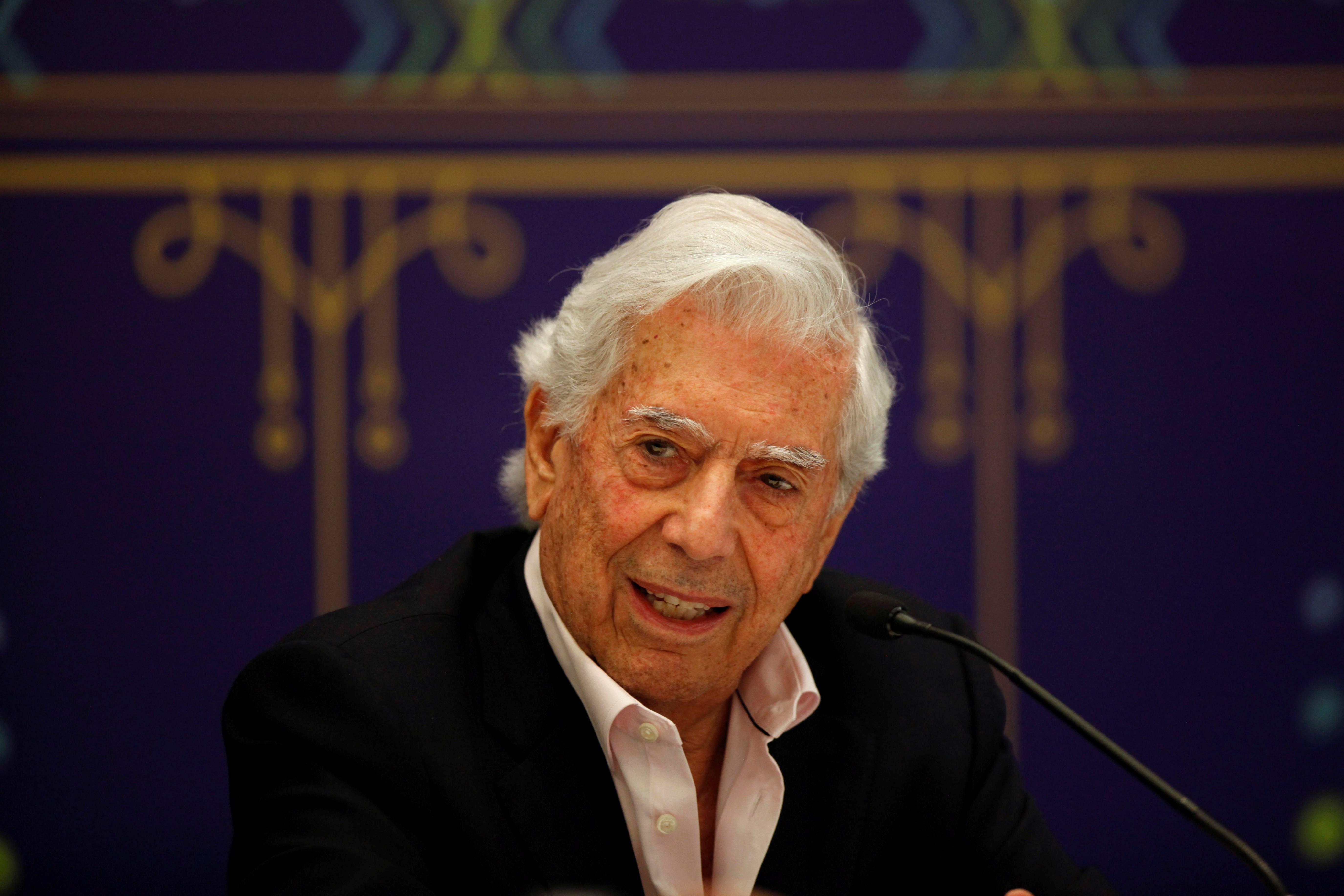El escritor peruano Mario Vargas Llosa habla sobre su libro "Tiempos Recios" este domingo, durante una rueda de prensa en el marco de la 33 edición de la Feria Internacional del Libro de Guadalajara, en Jalisco (México). (Foto Prensa Libre: EFE)