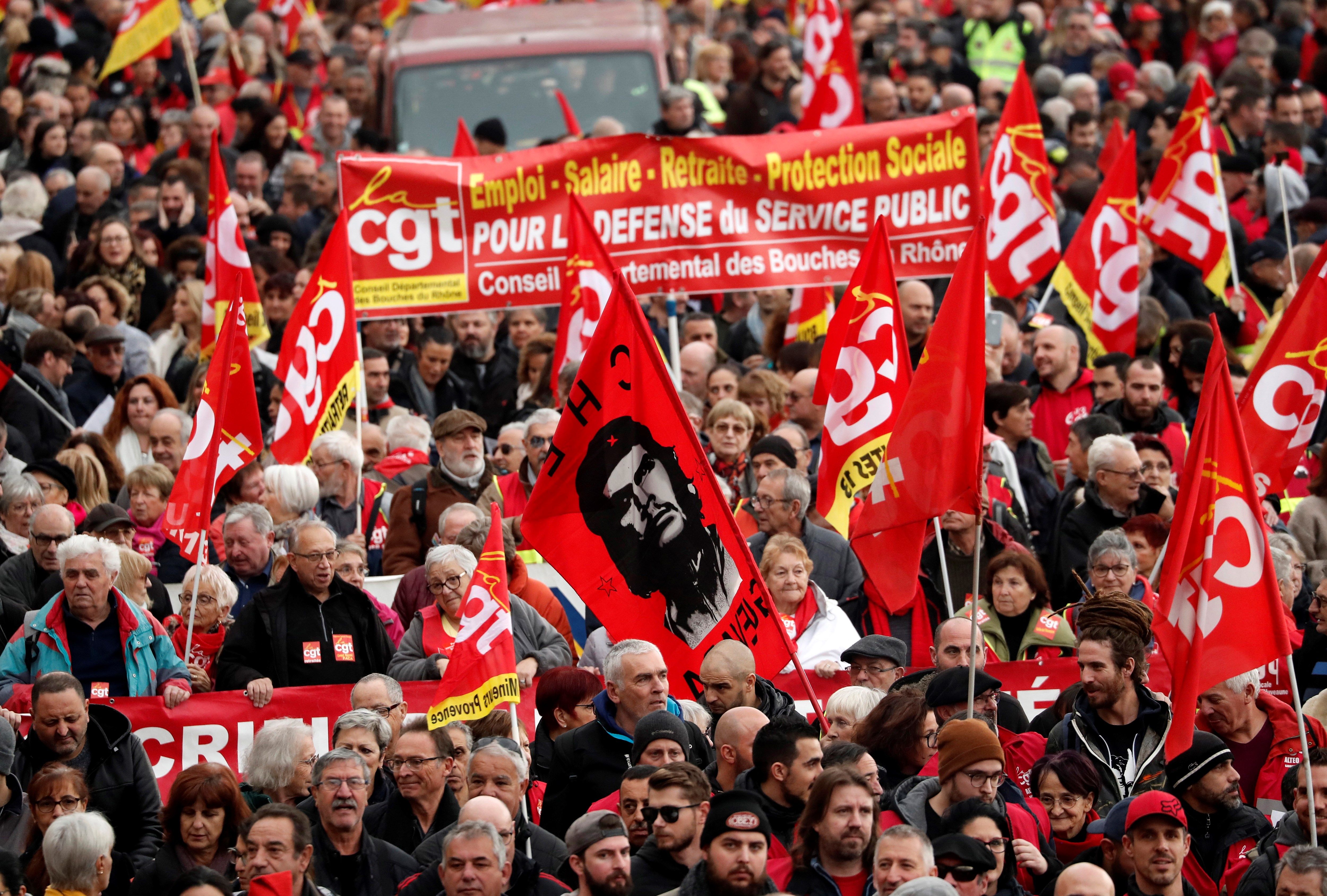 Empleados de empresas públicas y privadas sostienen pancartas durante una manifestación en el marco de la huelga general francesa contra la reforma de las pensiones. (Foto Prensa Libre: EFE)