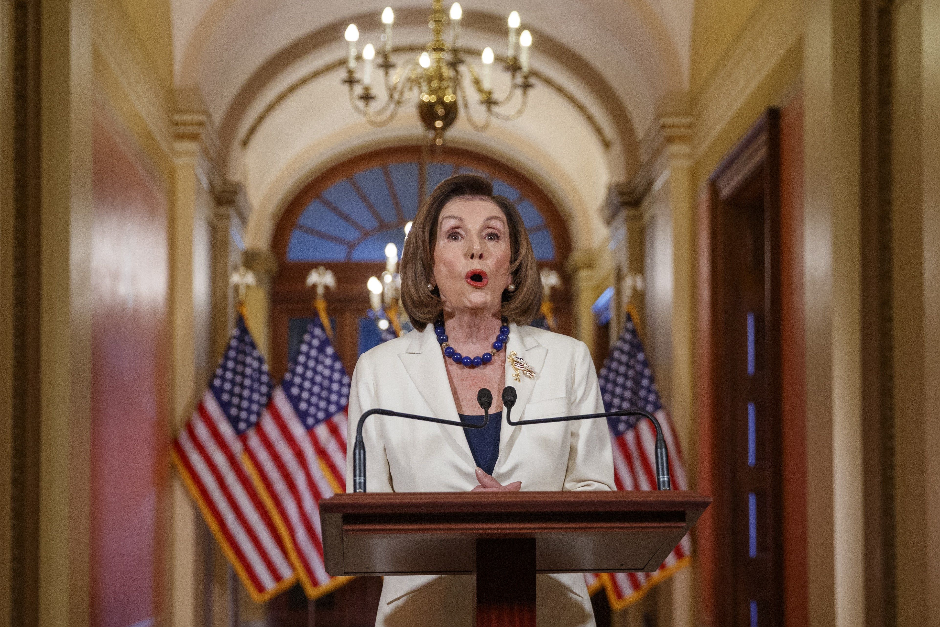 Nancy Pelosi anunció que envió la petición formal para proceder con el juicio político. (Foto Prensa Libre: EFE)
