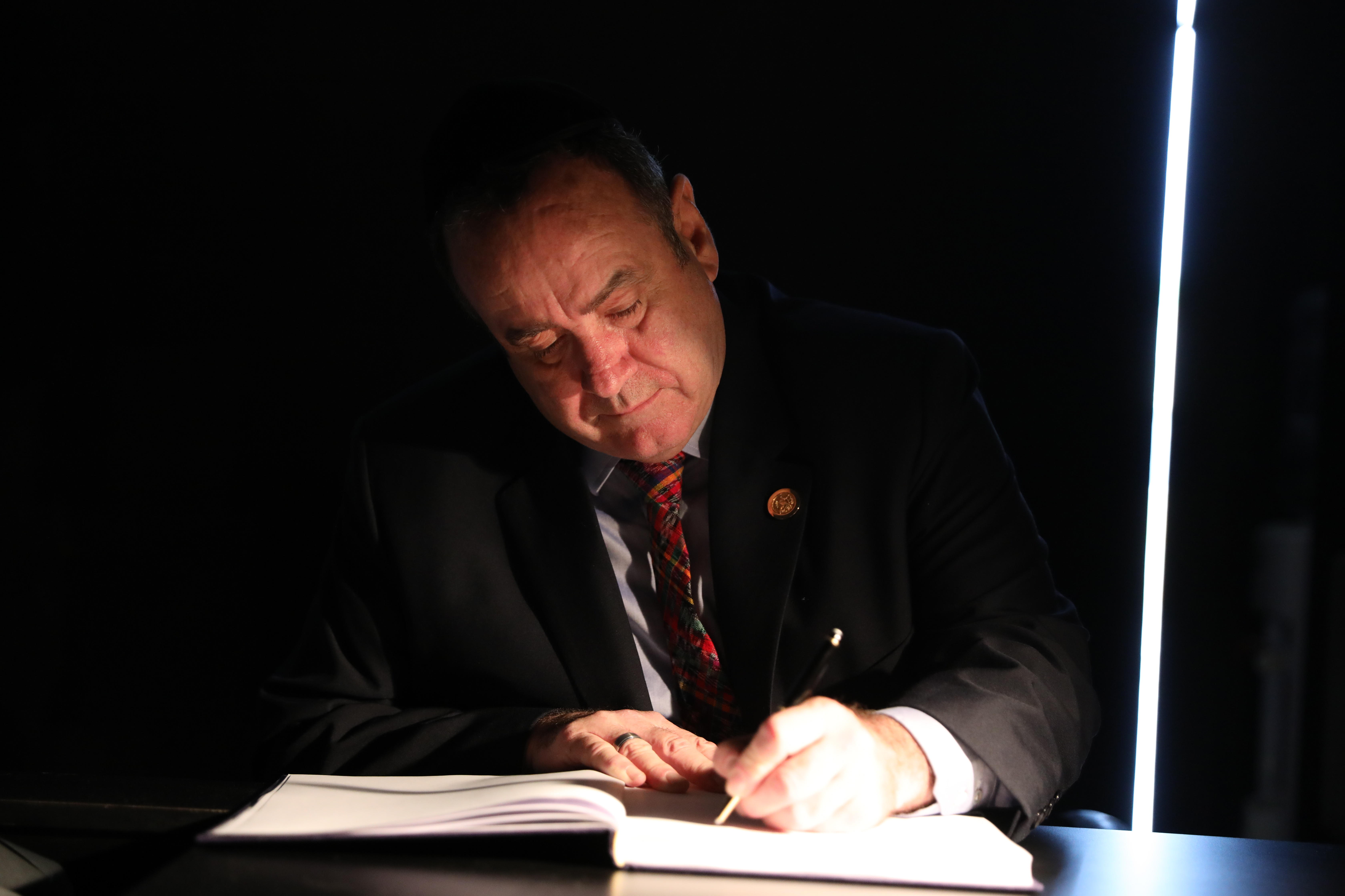 El presidente electo de Guatemala, Alejandro Giammattei, firma el libro de visitas en el Salón de la Memoria en el museo conmemorativo del Holocausto Yad Vashem en Jerusalén. (Foto Prensa Libre: EFE)
