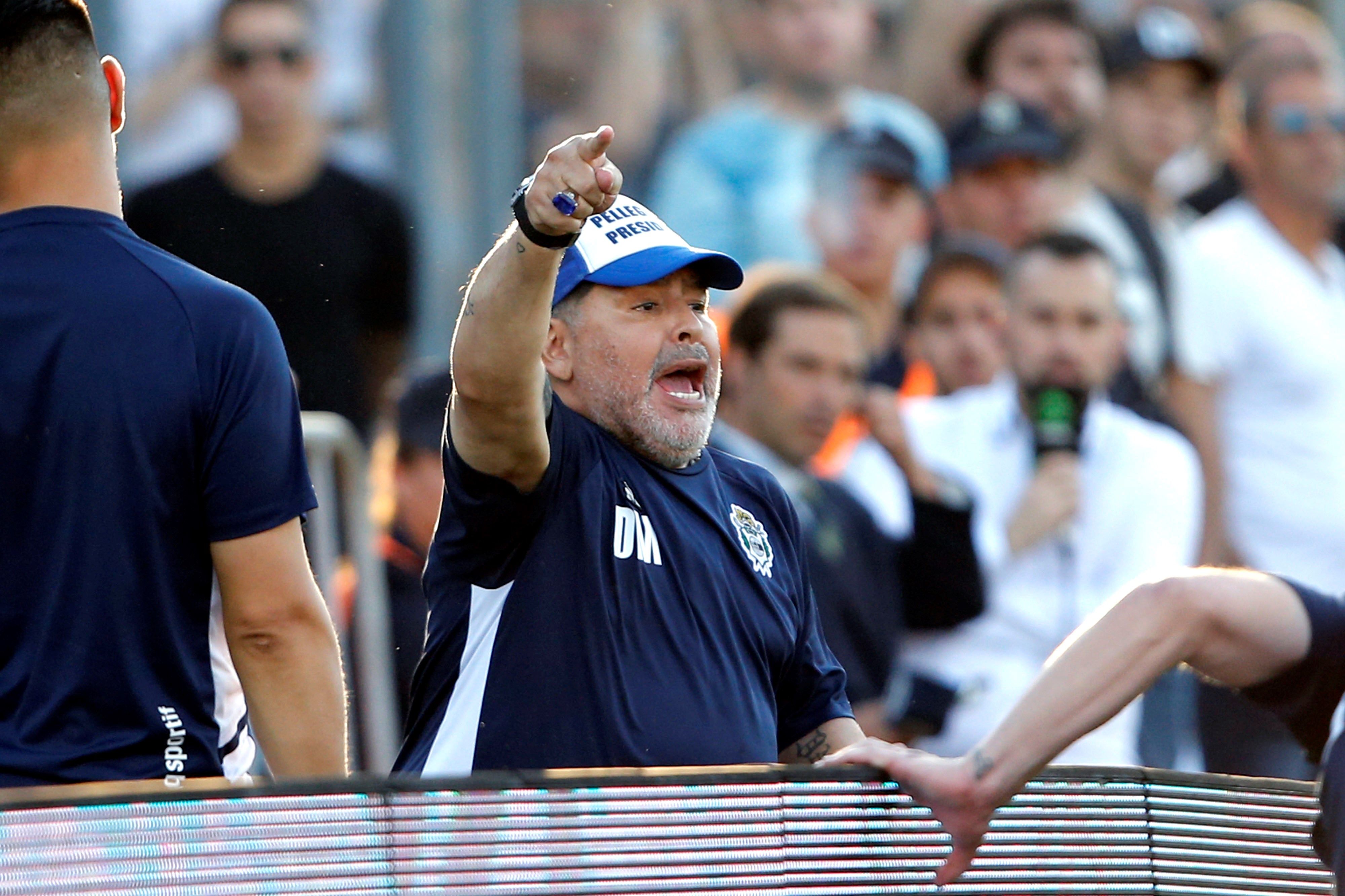  El director técnico de Gimnasia y Esgrima, Diego Maradona (c) da instrucciones a sus jugadores. (Foto Prensa Libre: EFE)