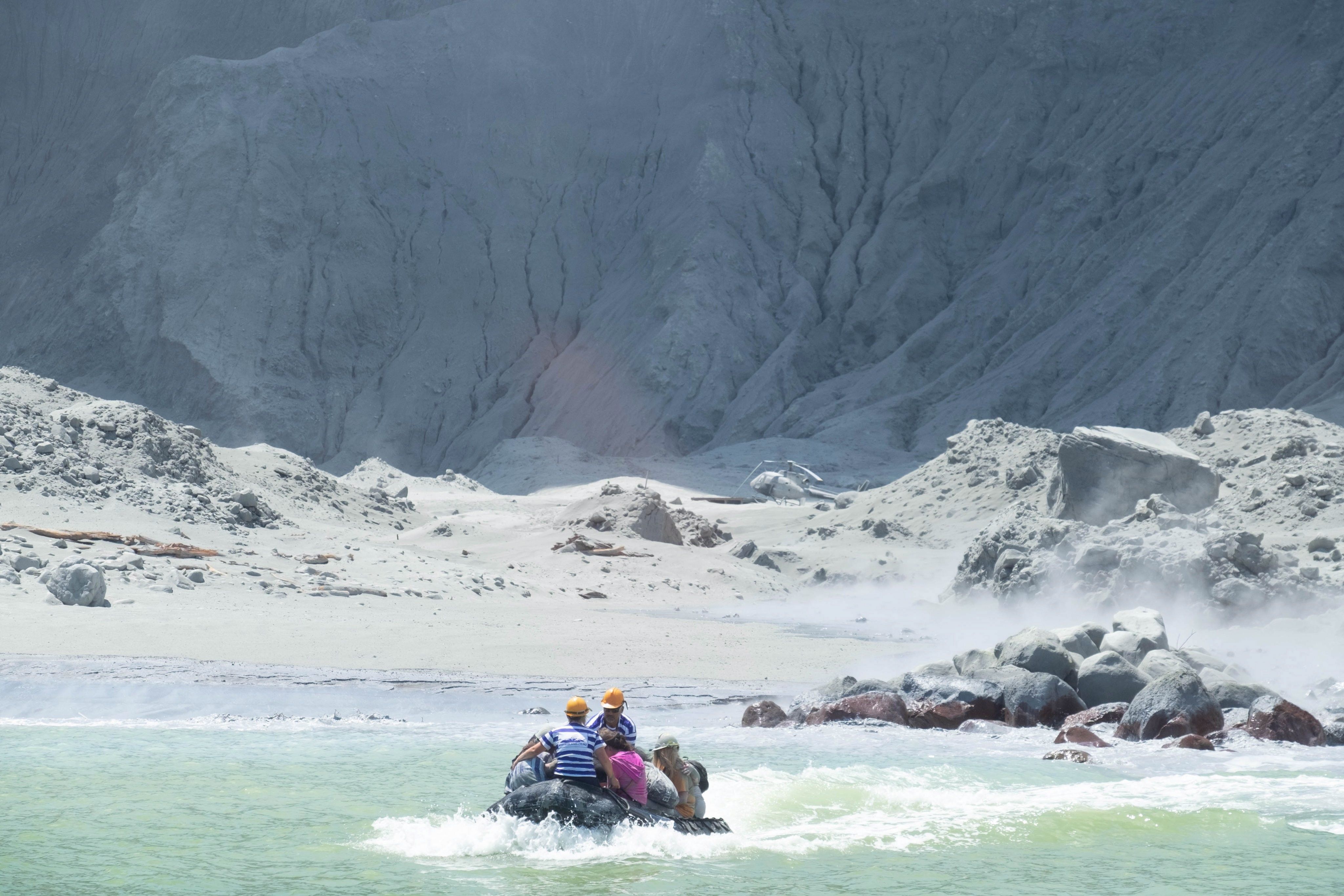Una imagen proporcionada por el turista Michael Schade muestra a un grupo de personas que huyen en un barco  de White Island (volcán Whakaari), mientras el volcán está en erupción, en la Bahía de Plenty, Nueva Zelanda. (Foto Prensa Libre: EFE)