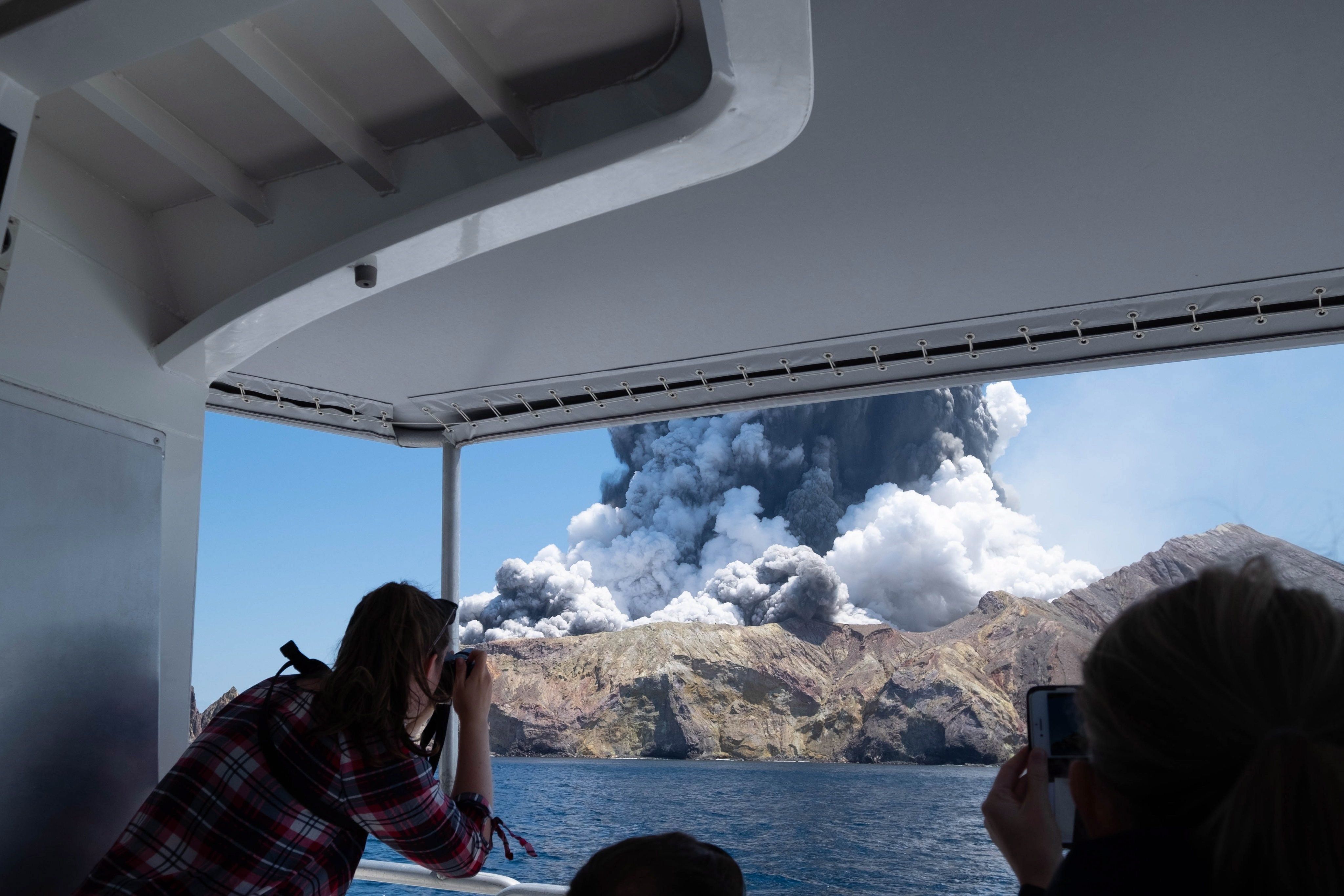 Una fotografía de un turista muestra el volcán White Island en la Bahía de Plenty en Nueva Zelanda durante la erupción del volcán. (Foto Prensa Libre: EFE)