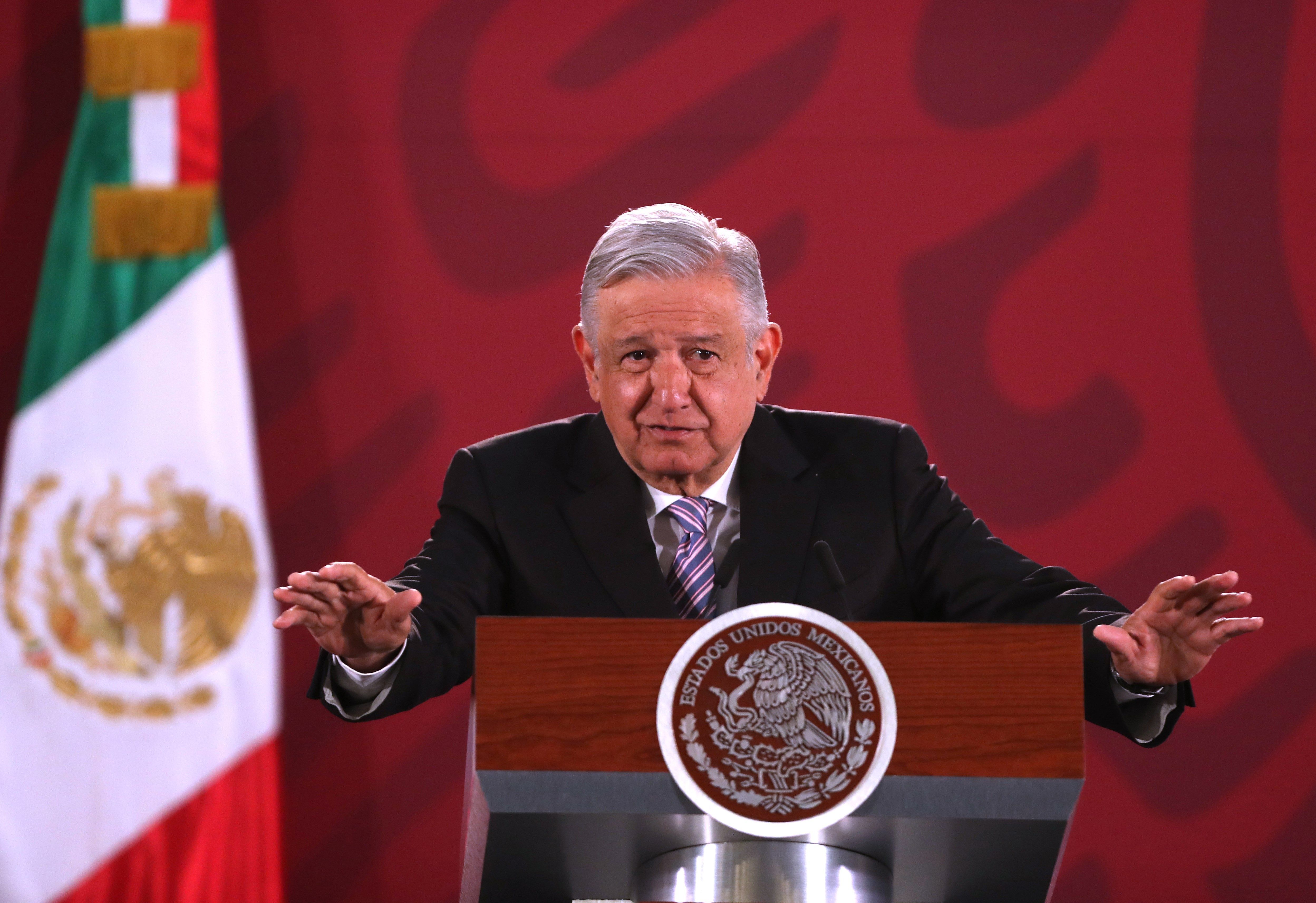 El presidente de México, Andrés Manuel López Obrador, habla durante su conferencia de prensa matutina este lunes, en Ciudad de México. (Foto Prensa Libre: EFE)
