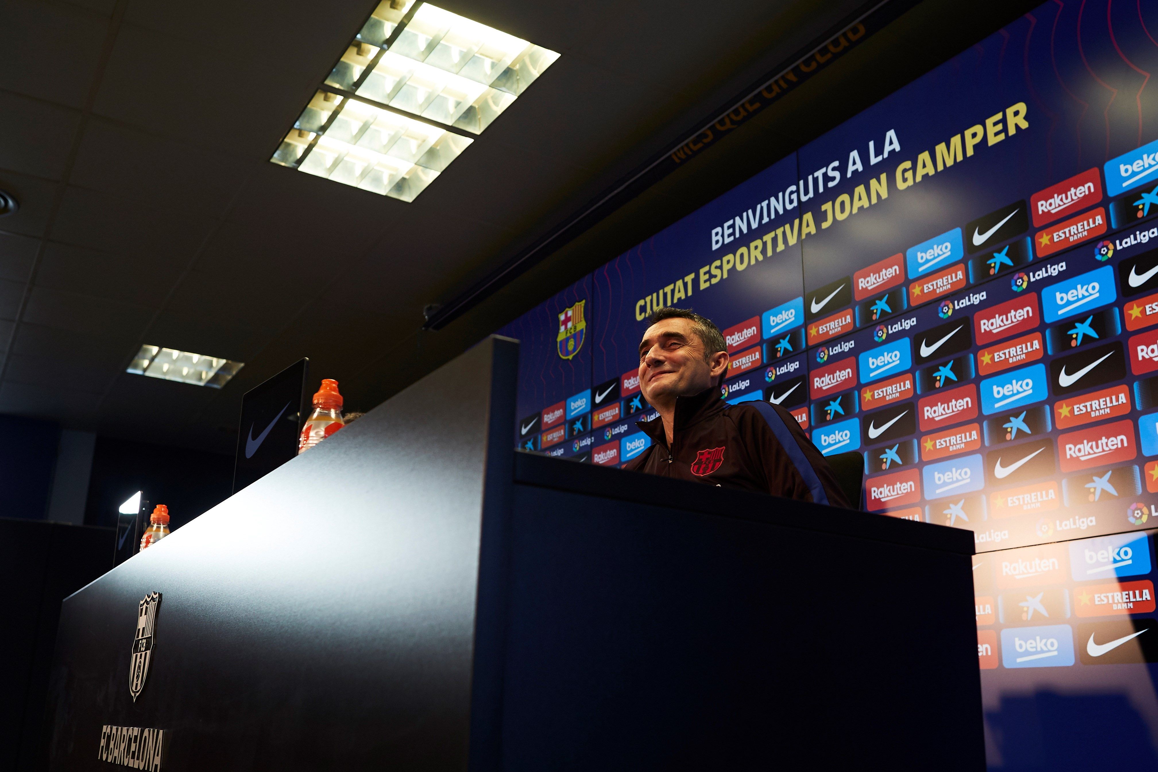 El entrenador del FC Barcelona, Ernesto Valverde, durante la rueda de prensa previo al partido frente a la Real Sociedad. (Foto Prensa Libre: EFE)