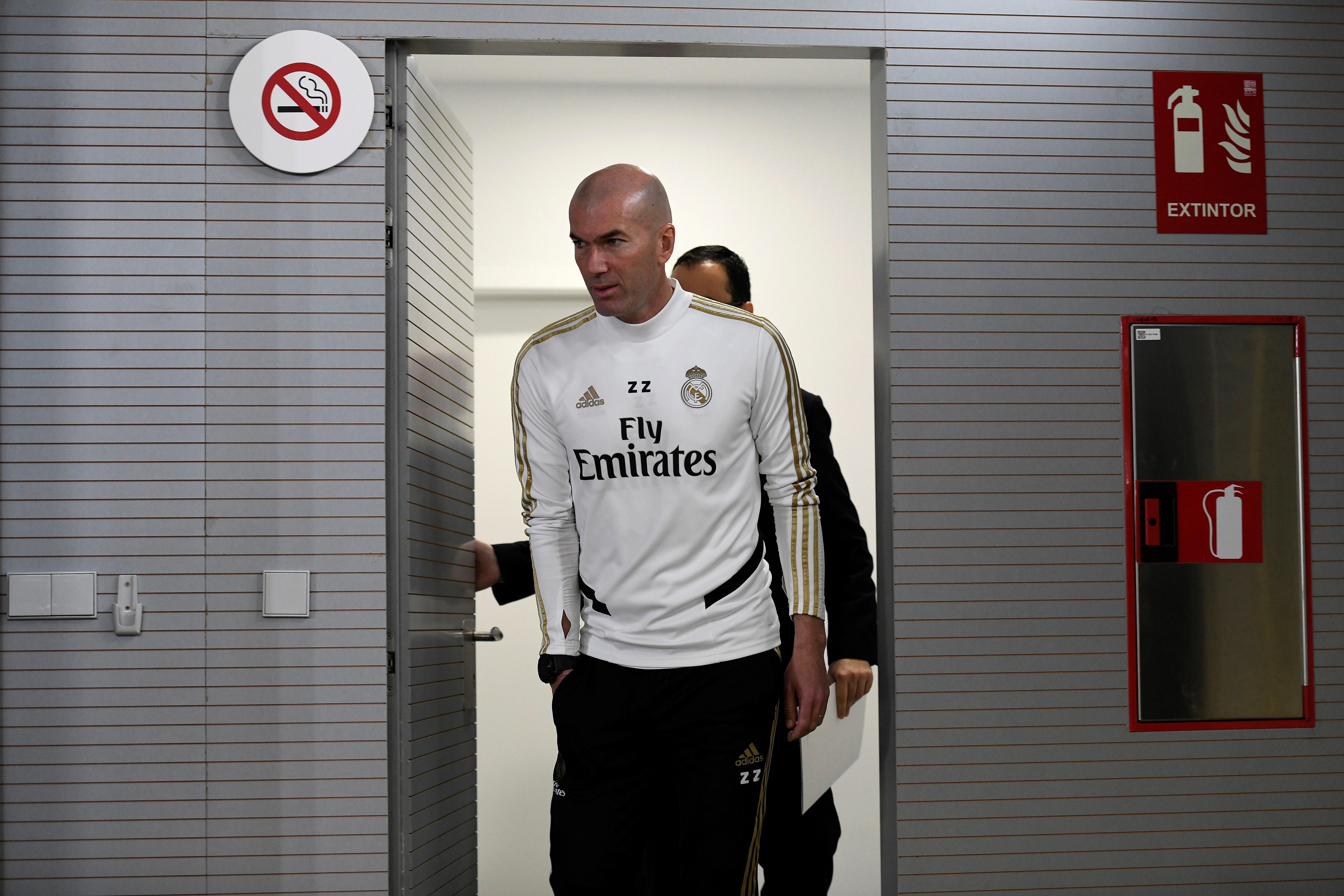 El entrenador francés del Real Madrid, Zinedine Zidane, durante la rueda de prensa tras el entrenamiento realizado esta mañana en la Ciudad Deportiva de Valdebebas. (Foto Prensa Libre: EFE)