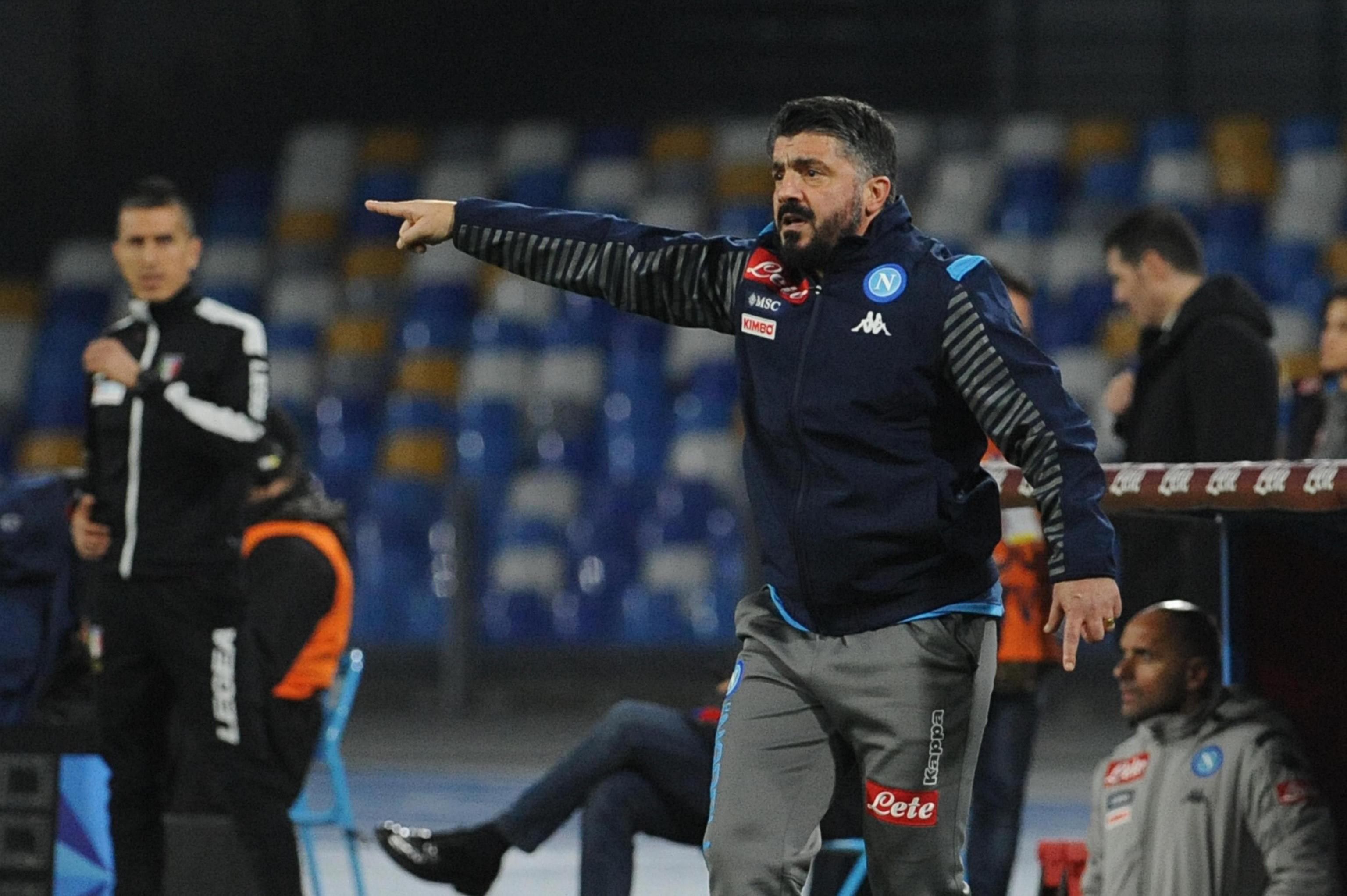  El entrenador del Nápoles, Gennaro Gattuso, da instrucciones durante el partido de la Serie A italiana entre SSC Napoli y Parma Calcio en el estadio San Paolo en Nápoles. (Foto Prensa Libre: EFE)