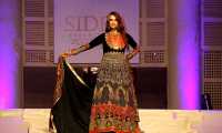 Hyderabad (Pakistan), 14/12/2019.- A model presents a creation by Pakistani designer Sidra Talpur during a fashion show organized by the Talpur Emperors of Sindh, in Hyderabad, Pakistan, 14 December 2019. (Moda) EFE/EPA/NADEEM KHAWER
