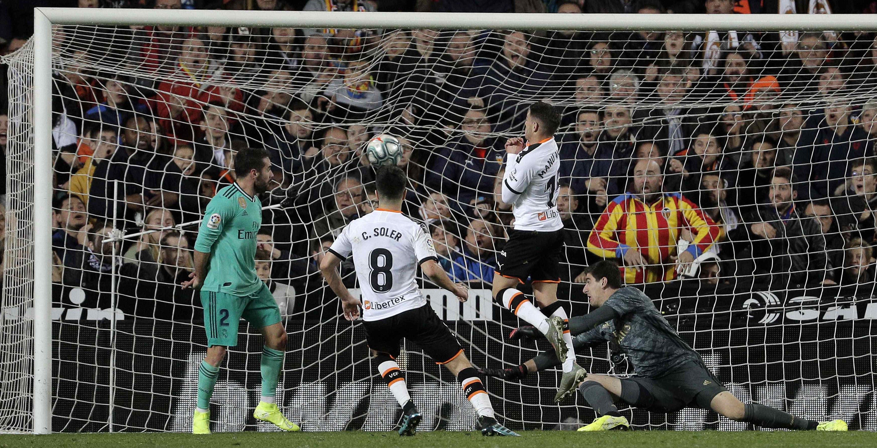 El centrocampista del Valencia CF Carlos Soler (Segundo izquierda) remata para conseguir su gol, primero del equipo frente al Real Madrid. (Foto Prensa Libre: EFE)