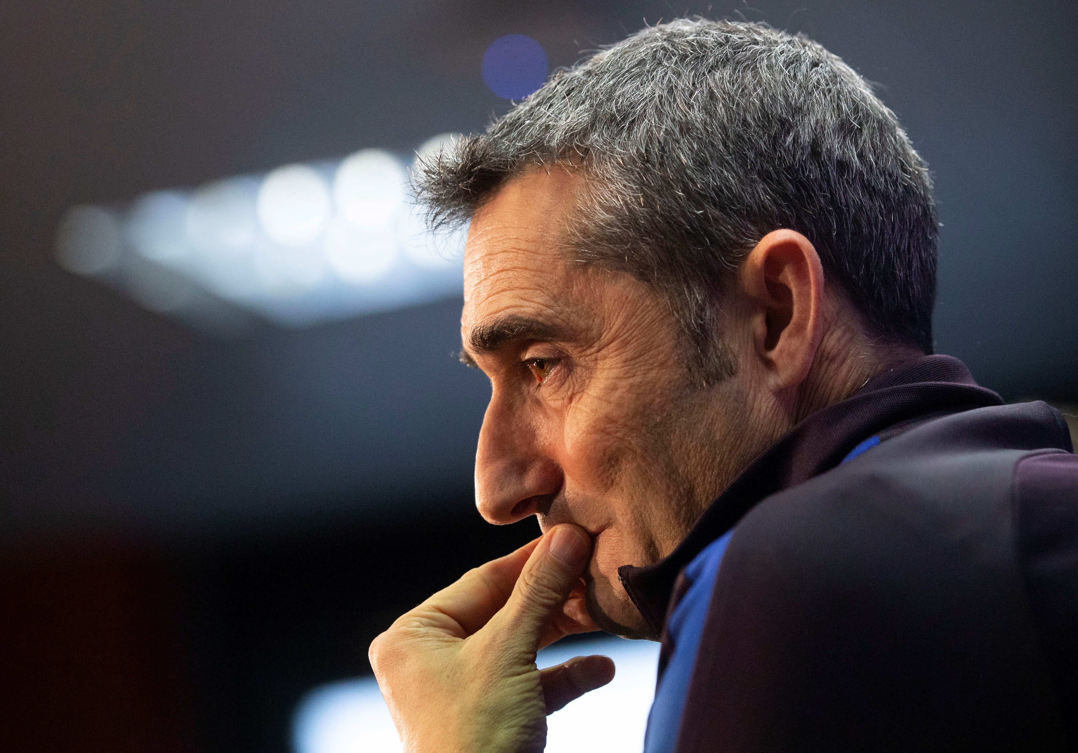 El entrenador del Barcelona Ernesto Valverde reconoce que su equipo sufrió mucho y les afectó la eliminación de la Champions pasada. (Foto Prensa Libre: EFE)