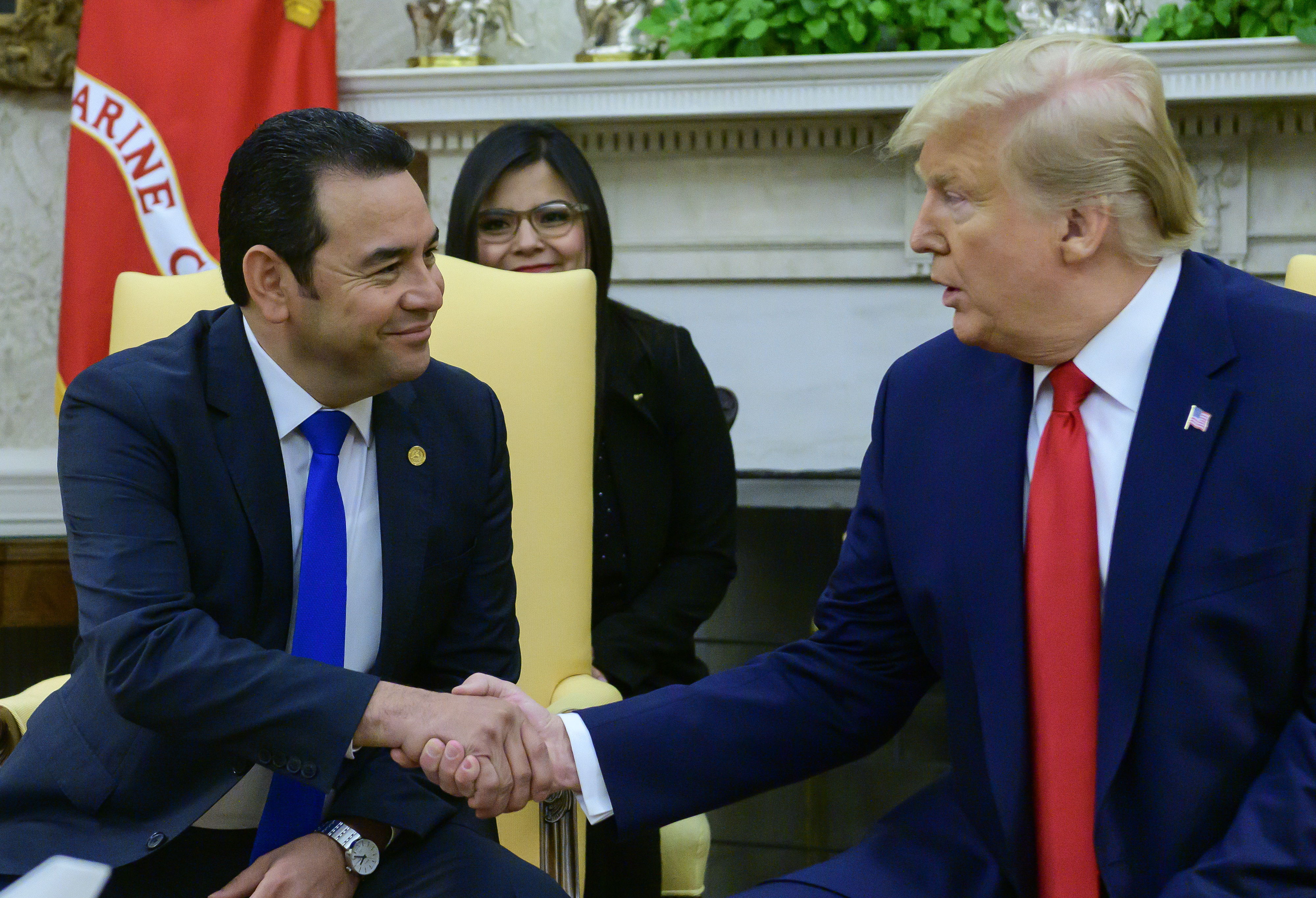 El presidente Jimmy Morales junto a Donald Trump en la Oficina Oval. (Foto Prensa Libre: AFP)
