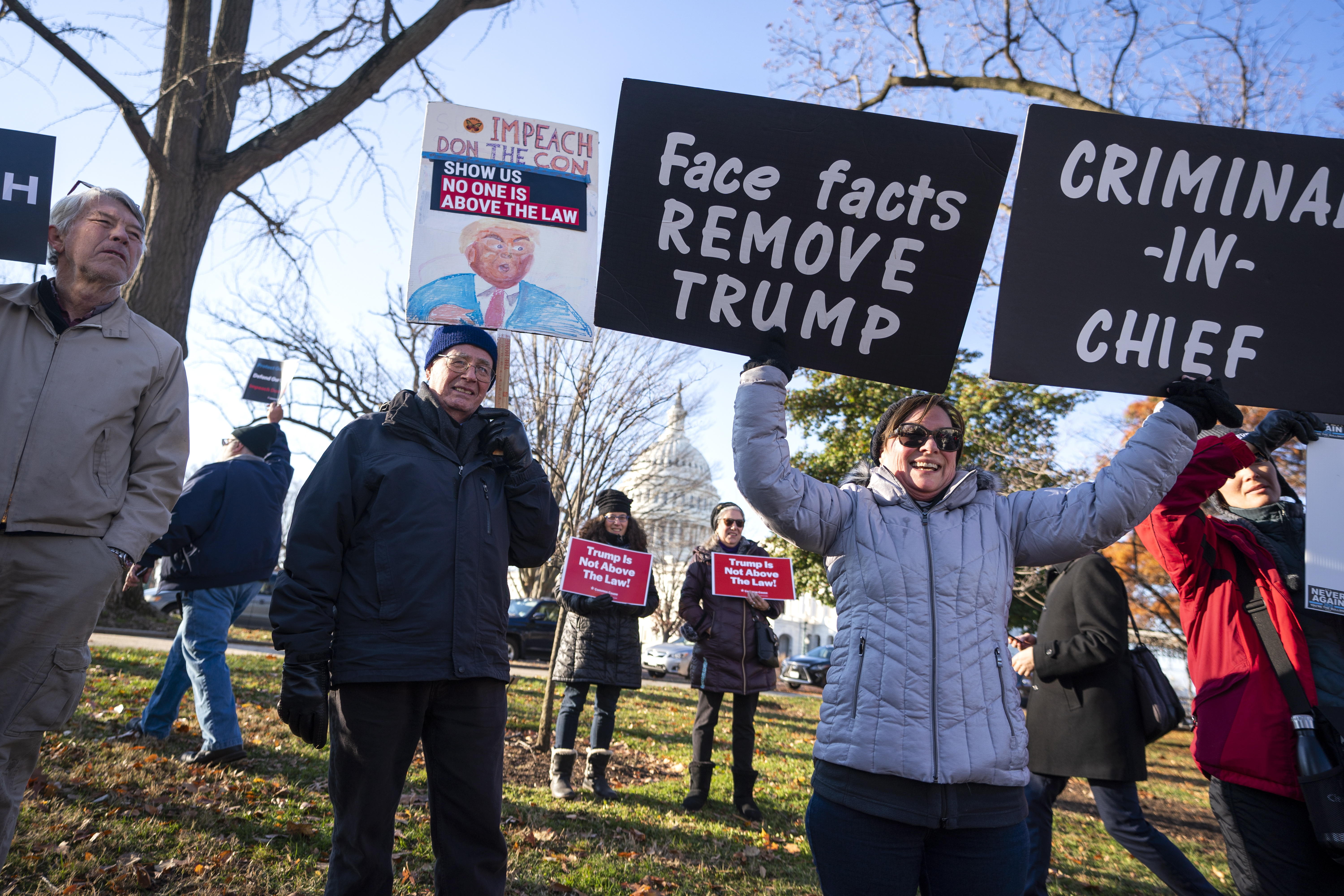 Activistas se reunieron para manifestar en contra del presidente Donald Trump fuera del Capitolio. (Foto Prensa Libre: EFE)