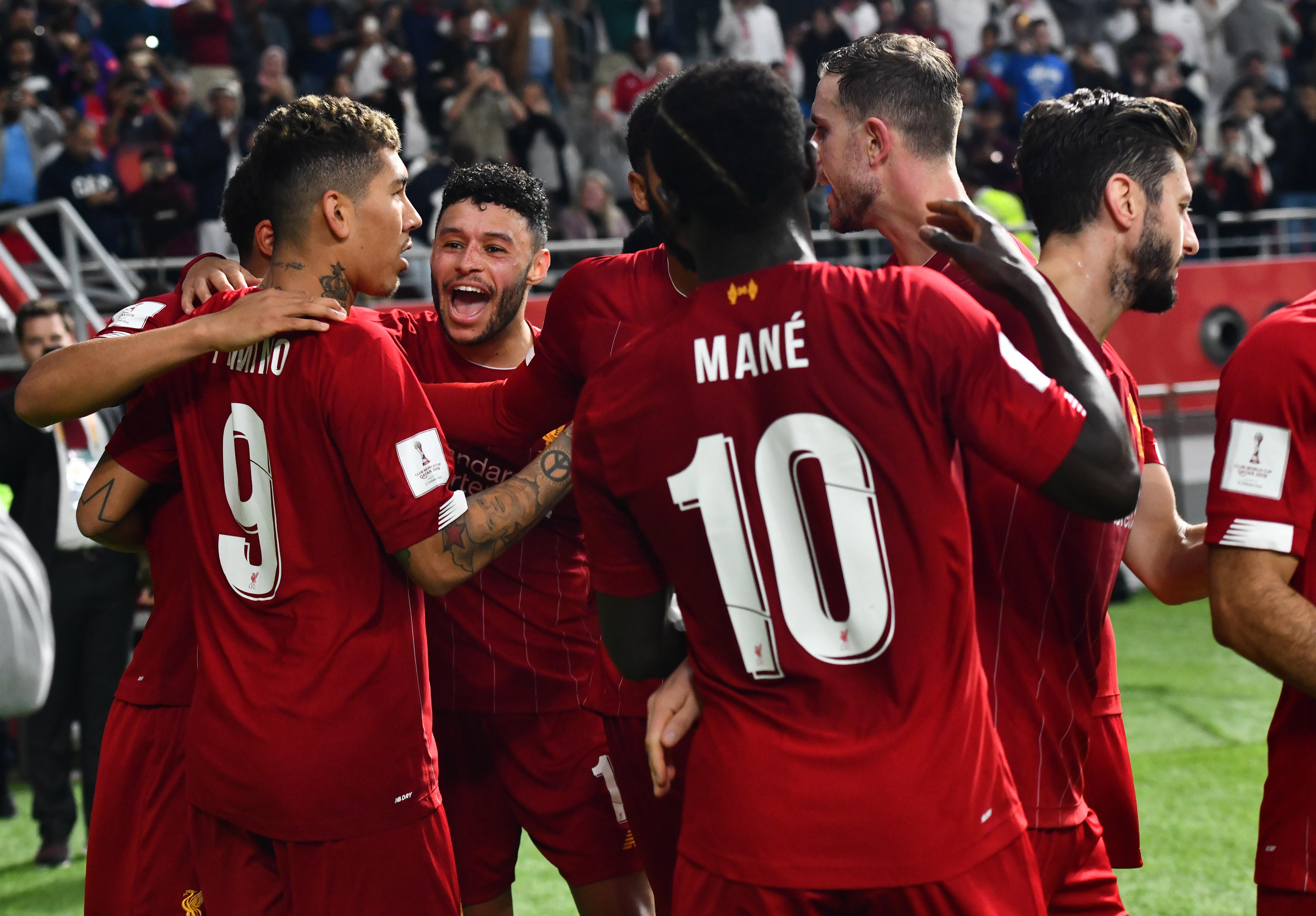 Roberto Firmino celebra con sus compañeros el triunfo del Liverpool frente al Monterrey. (Foto Prensa Libre: EFE)