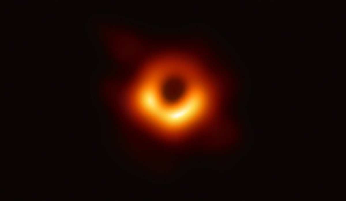 Este 12 de mayo astrónomos de EHT y ESO darán un "anuncio histórico" con respecto a nuestra galaxia, los mismos que en 2019 presentaron las primeras imágenes de un agujero negro. (Foto Prensa Libre: EFE)