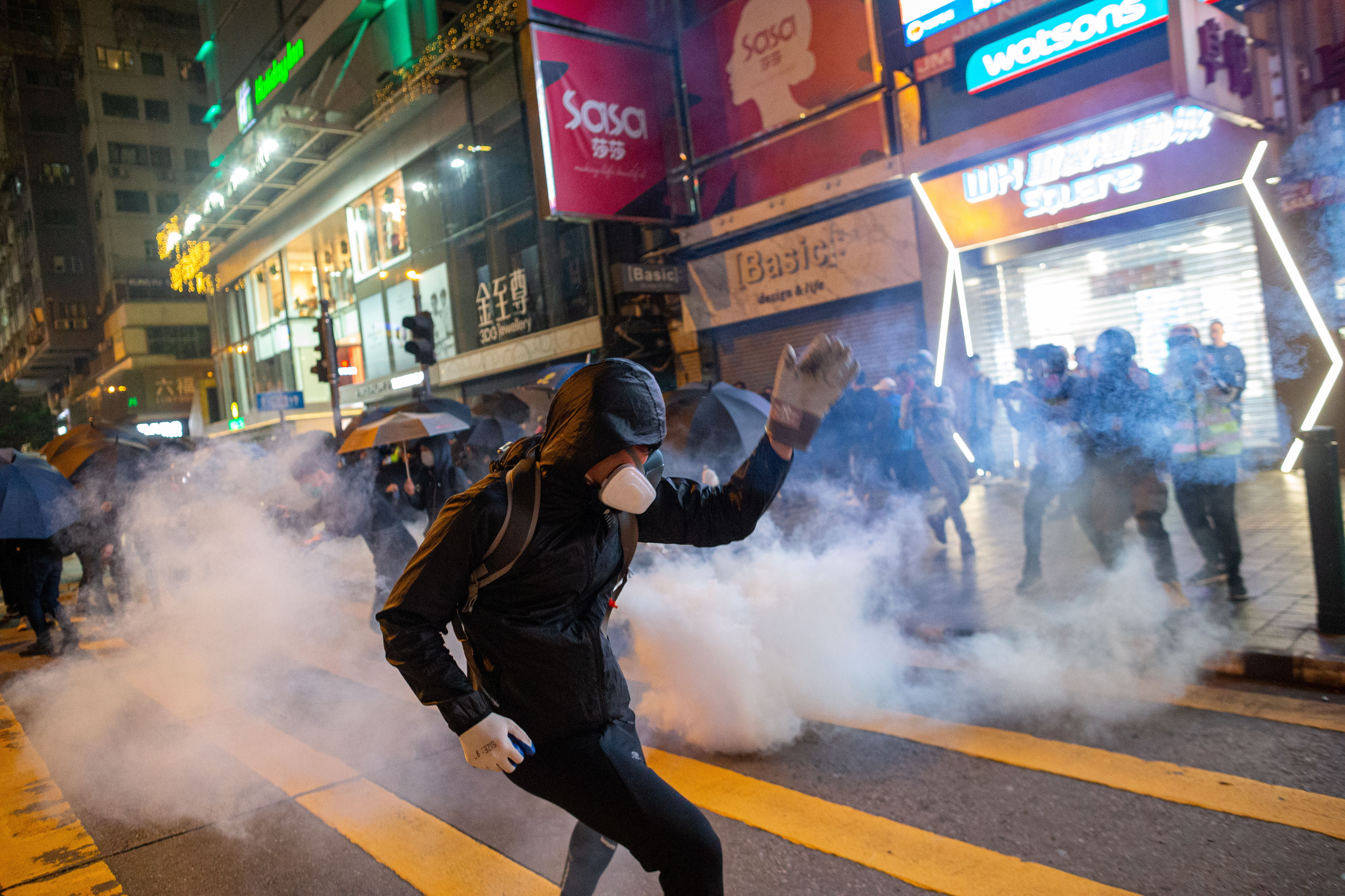 Múltiples enfrentamientos entre protestantes y la policía de Hong Kong se reportaron en Navidad. (Foto Prensa Libre: EFE)