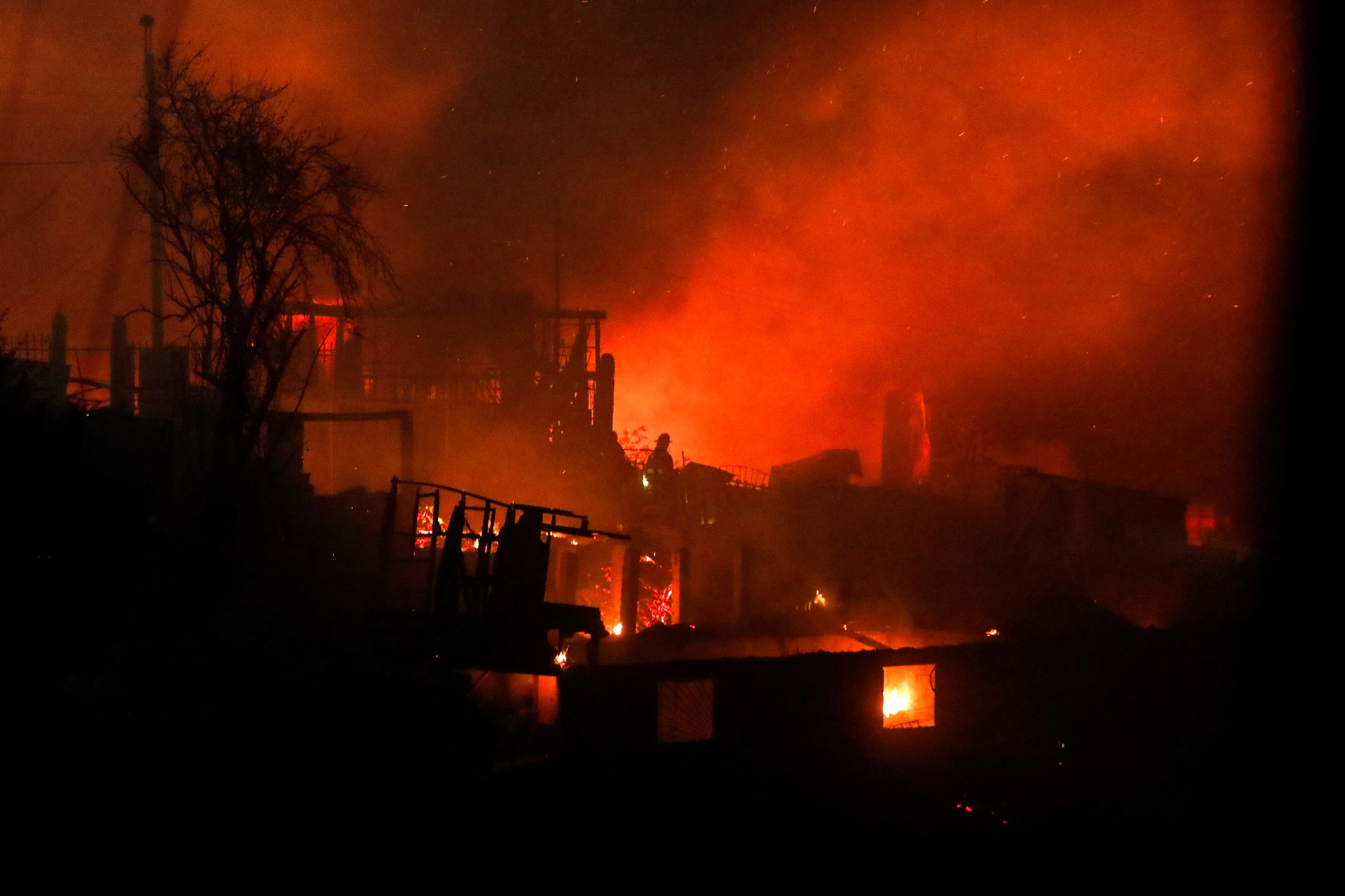 Más de un centenar de viviendas han quedado consumidas por las llamas en un incendio forestal que alcanzó el martes último un sector poblado de la ciudad costera de Valparaíso. (Foto Prensa Libre: EFE)