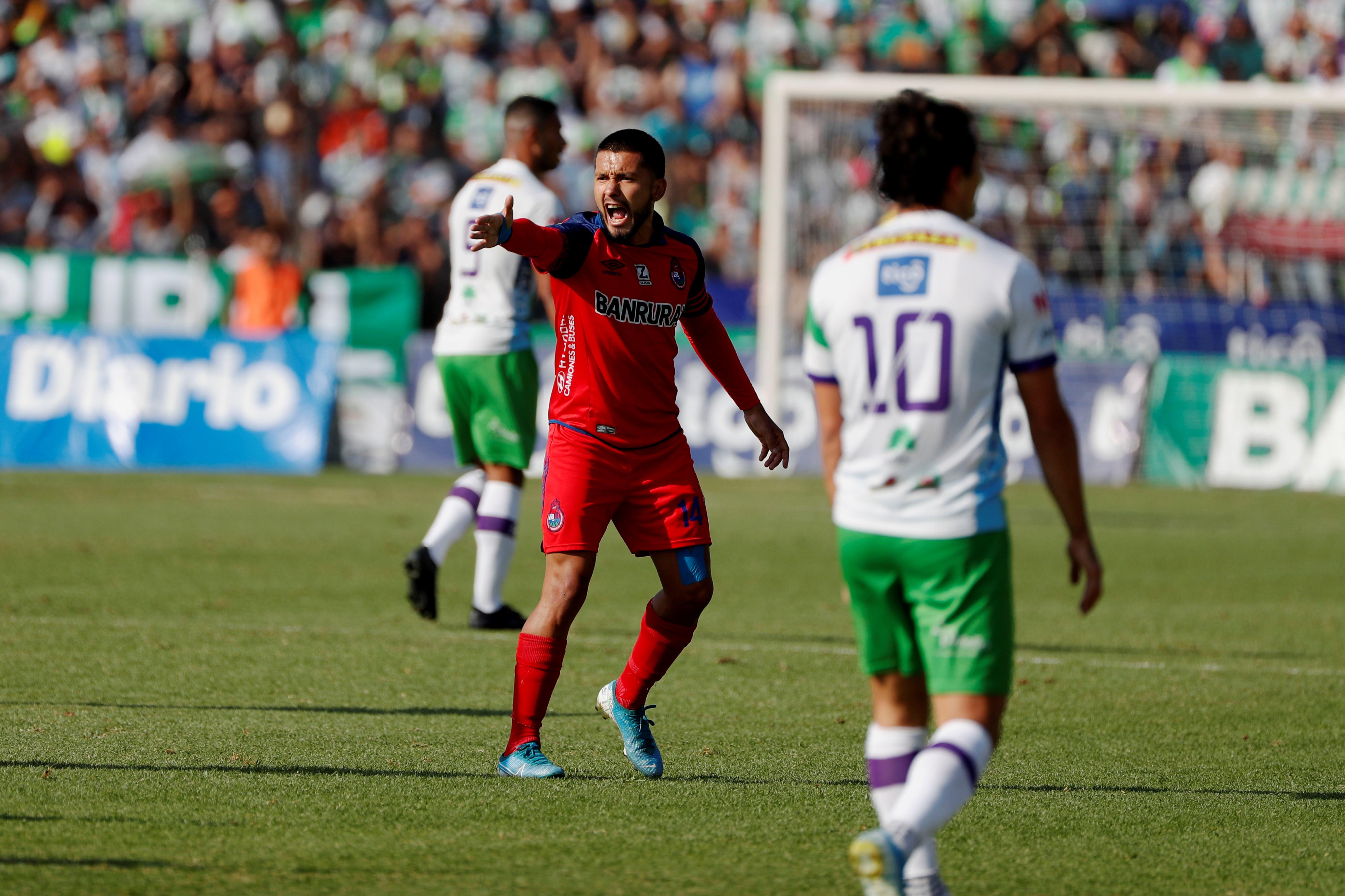 El mediocampista rojo Jaime Alas todavía no sabe si podrá jugar el domingo. (Foto Prensa Libre: EFE)
