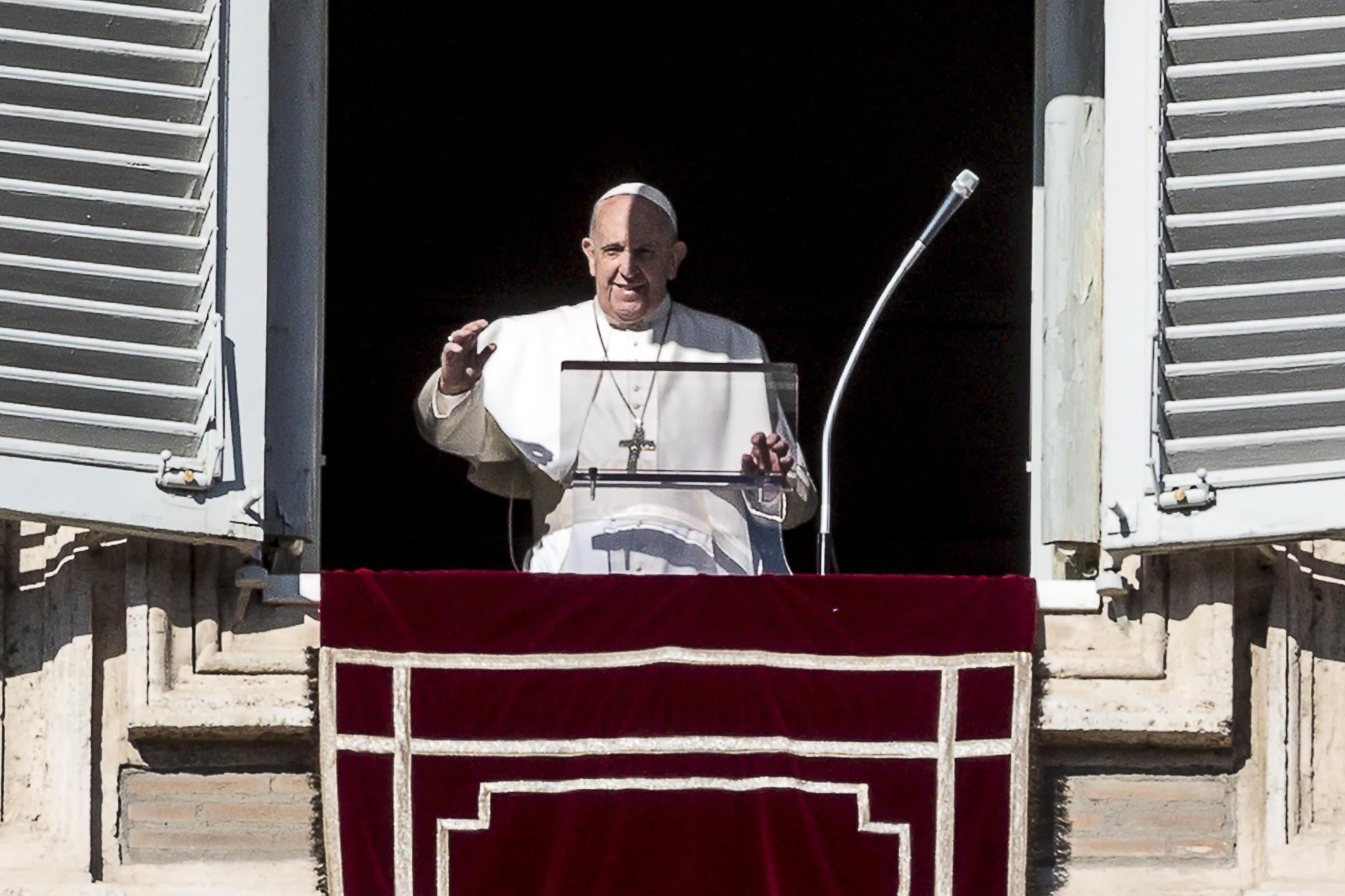El papa Francisco dirige el rezo del Ángelus en la ventana de su oficina en El Vaticano. (Foto Prensa Libre: EFE)