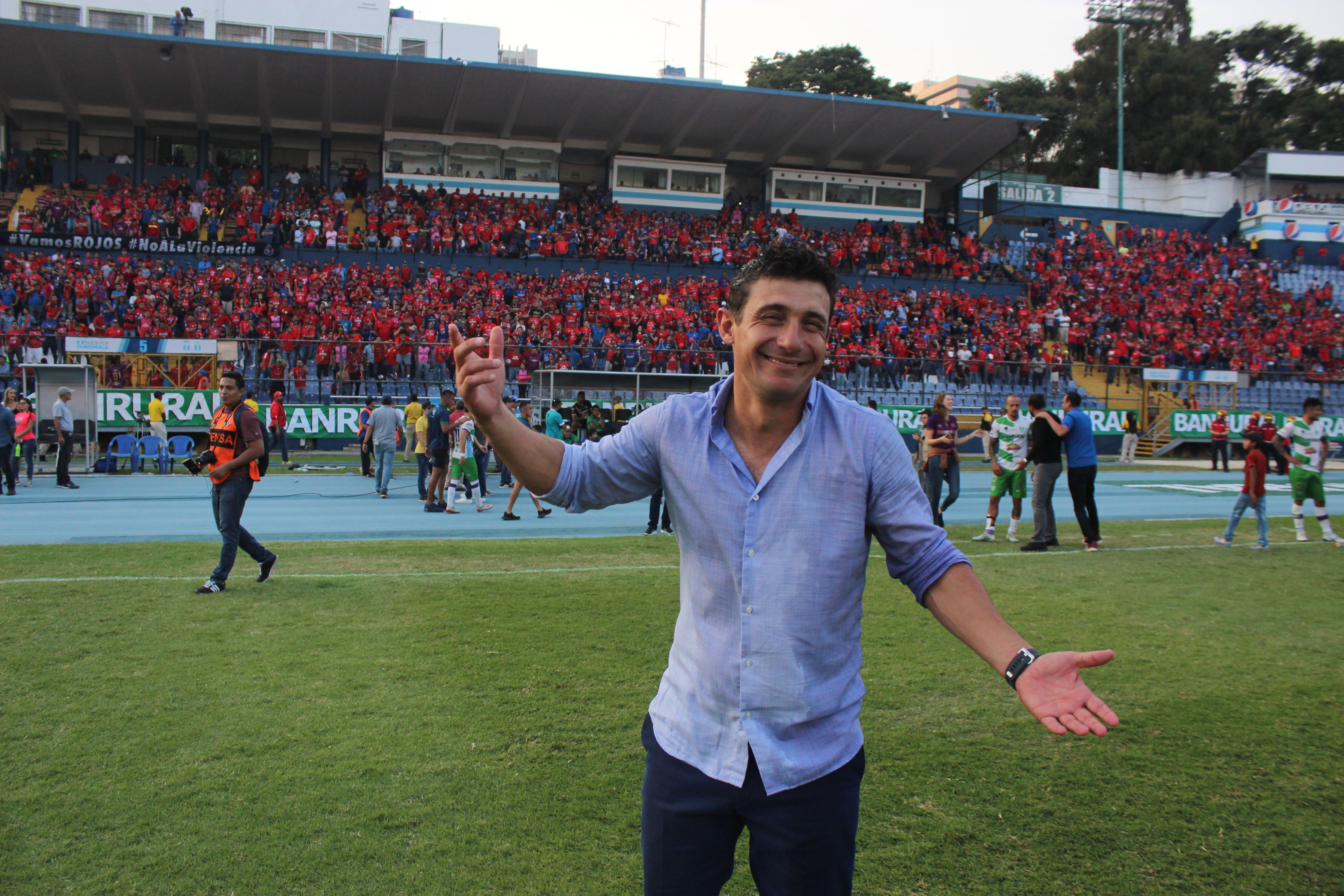 -FOTODELDÍA- ACOMPAÑA CRÓNICA***AME8782. CIUDAD DE GUATEMALA (GUATEMALA), 29/12/2019.- El argentino Sebastián Bini, entrenador del club Municipal, celebra el título de la final tras derrotar a Antigua Guatemala, en el partido de la Liga Mayor de Fútbol de Guatemala, disputado en el Estadio Doroteo Guamuch, este domingo, en Ciudad de Guatemala (Guatemala). El Municipal conquistó este domingo el título 31 de su historia de la mano del delantero argentino Alejandro 'Gambetita' Díaz, tras superar al Antigua en la serie final del torneo de Apertura 2019 del fútbol de Guatemala. EFE/ Douglas Suruy