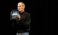 San Francisco (United States), 27/01/2010.- PICTURES OF THE DECADE 

Apple CEO and co-founder Steve Jobs unveils the iPad during an Apple event at the Yerba Buena Center for the Arts Theater in San Francisco, California, USA, 27 January 2010. (Estados Unidos) EFE/EPA/JOHN G. MABANGLO *** Local Caption *** 02008161