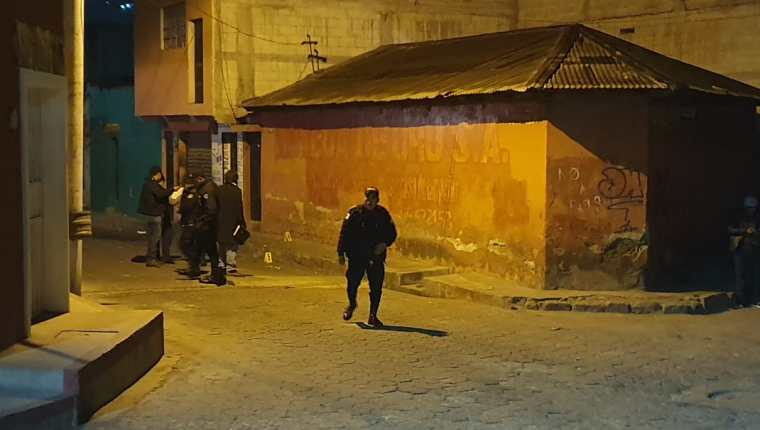 Agentes policiales protegen el lugar donde fue el ataque para las pesquisas del Ministerio Público. (Foto Prensa Libre. Mynor Toc)
